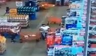 Kasada sıra bekleyen adam kendisine çarpan kadına alışveriş arabasını böyle fırlattı