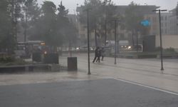 Adıyaman'da gökyüzü boşaldı: Cadde ve sokaklar göle döndü - Videolu Haber