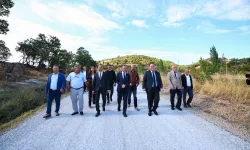 Demirci'de 12 mahalleye ulaşım sağlayan yola yakın mercek