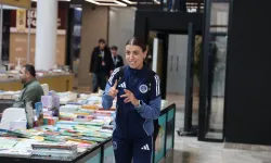 İrem, kitapların dünyasını işaret diliyle keşfetti