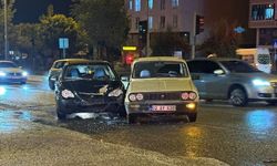 Kahta'da iki otomobil kavşakta çarpıştı: 1 yaralı