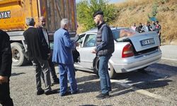 Kahta'da otomobil iş kamyonunun altına girdi: 2'si ağır 3 yaralı