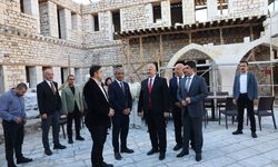 Vali Küçük Tarihi Tuz Hanı'ndaki restorasyon çalışmalarını inceledi