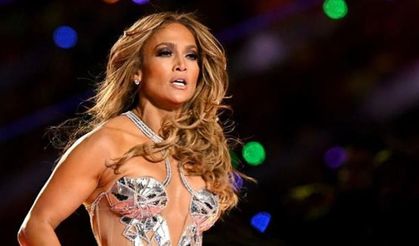 Jennifer Lopez kırmızı bikinisiyle ortalığı yaktı geçti!