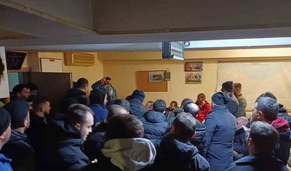 AKSA Çoruh Elektrik’te işçiler işten çıkarılan arkadaşları için il binasında toplandılar