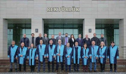 Doçent olarak atanan akademisyenler cübbelerini giydi