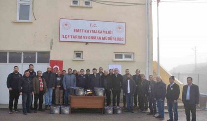 Emet’te koyun ve keçi sahibi 18 üreticiye koyun kırkım makinesi dağıtıldı