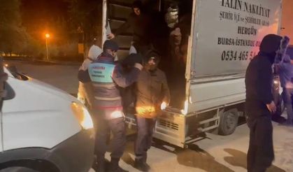 Ezine’de 35 kaçak göçmen ile 6 organizatör yakalandı