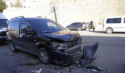Hafif ticari araçla kafa kafaya çarpışan motorlu kurye yaralandı