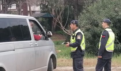 Jandarma alkolmetreyi üfletmek için  yarım saat dil döktü, üfleyince cezayı yedi