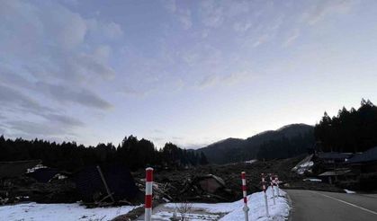 Japonya’daki 7.6’lık deprem sonrası meydana gelen toprak kayması görüntülendi