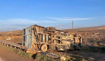 Kamyon çarpmasıyla kontrolden çıkan kamyonet şarampole yuvarlandı