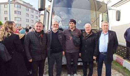 Lapseki Belediye Başkanı Eyüp Yılmaz, umreye giden vatandaşları dualarla uğurladı