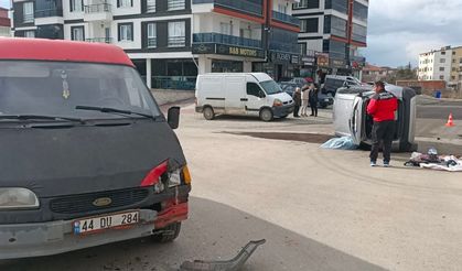 Minibüsle çarpışan otomobil yan yattı: 1 yaralı