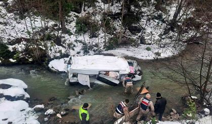 Pazara giden konfeksiyon yüklü minibüs dereye yuvarlandı: 1 yaralı