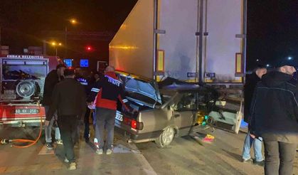 Tokat’ta Tofaş otomobil tıra ok gibi saplandı: Araçta sıkışan sürücüyü itfaiye kurtardı