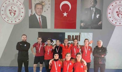 Yalova Belediyespor Kız Güreş Takımı’ndan büyük başarı