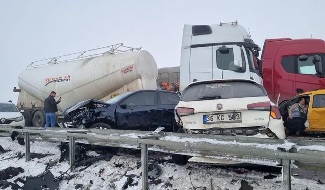 Erzurum’da Zincirleme Kaza: Sis Bastı, Ortalık Savaş Alanına Döndü
