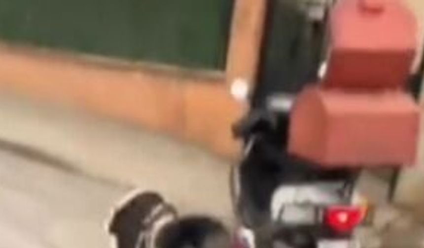 Motosikletine binmek isteyen kuryeye hindi engeli