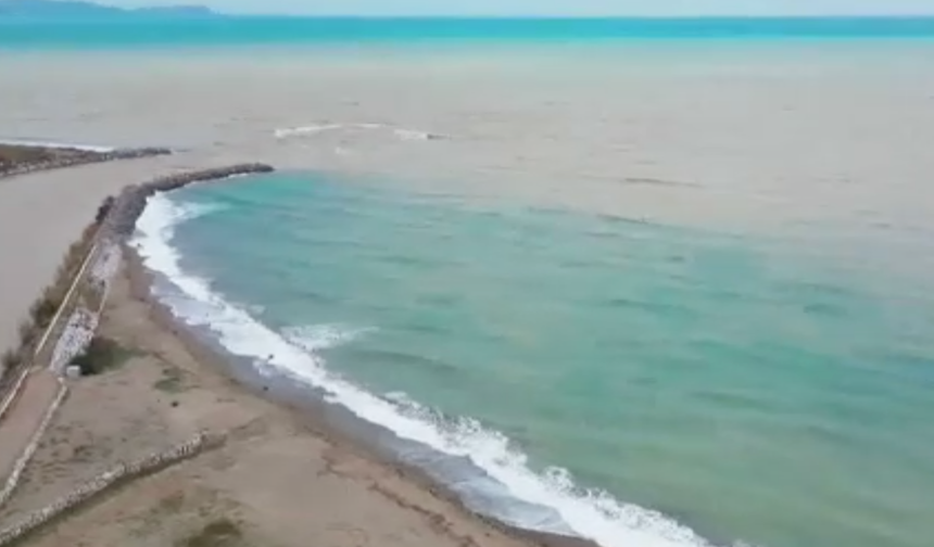 Mersin’de sel suları Akdeniz’i kahverengiye çevirdi