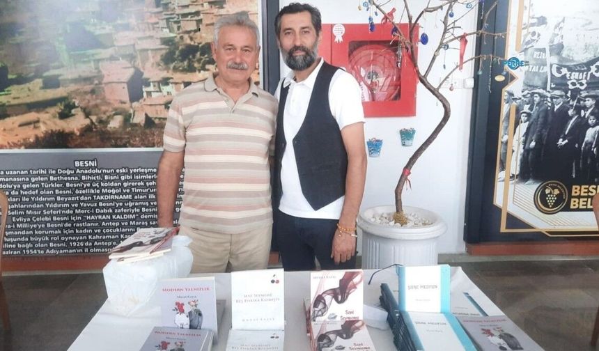 Murat Kayış Besni Eğitim Bayramı'nda kitaplarını okurları için imzaladı