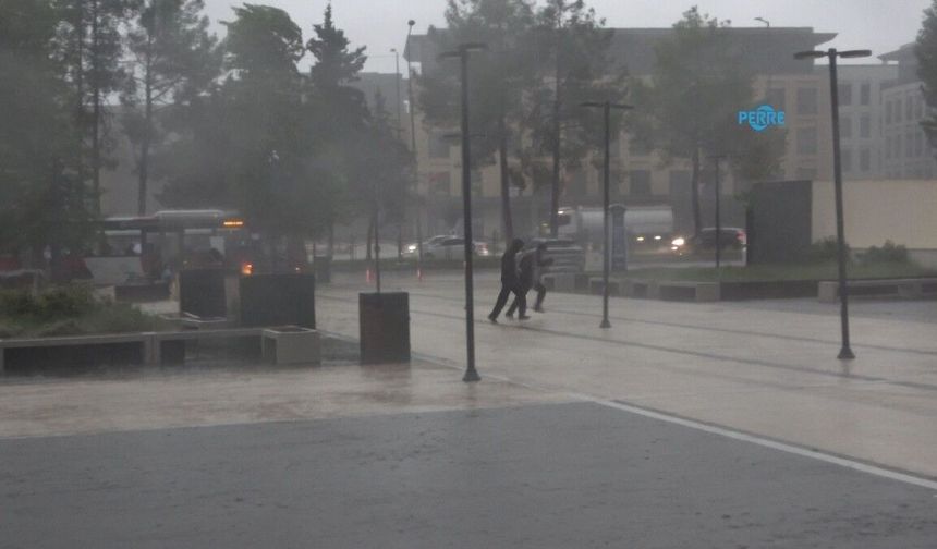 Adıyaman'da gökyüzü boşaldı: Cadde ve sokaklar göle döndü - Videolu Haber