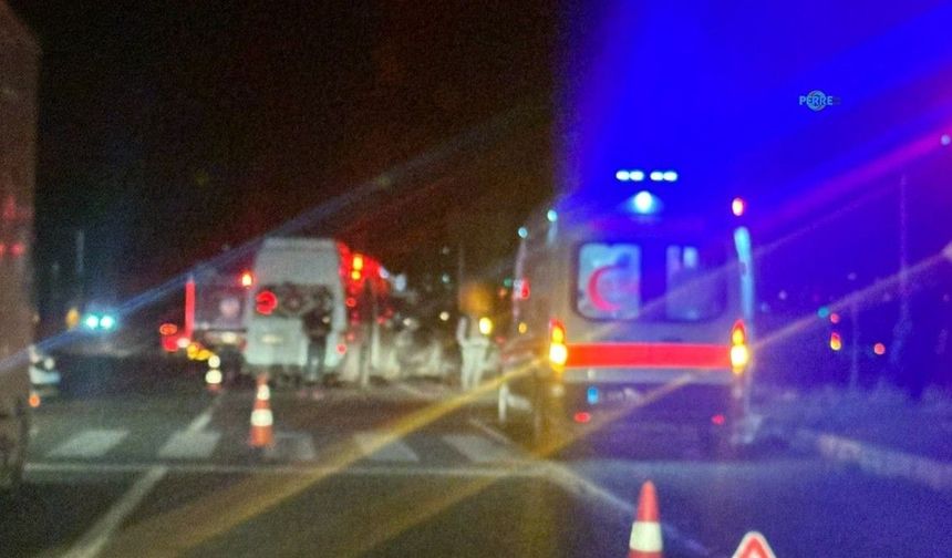 Adıyaman'da tarım işçilerini taşıyan minibüs ile otomobil çarpıştı: 15 yaralı - Videolu Haber
