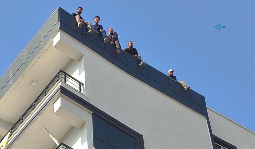 Adıyaman'da ücretlerini alamadıklarını öne süren işçiler çatıya çıktı