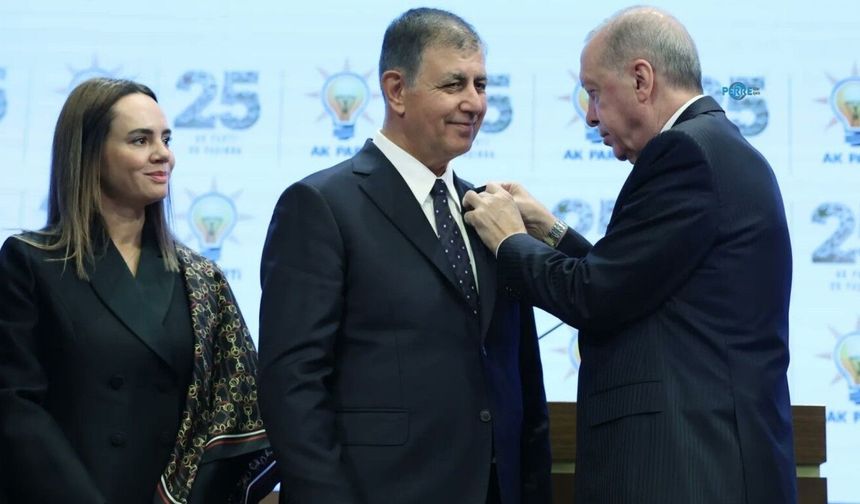 İzmir Büyükşehir Belediye Başkanı Cemil Tugay, AK Parti'ye katıldı: Rozetini Erdoğan taktı