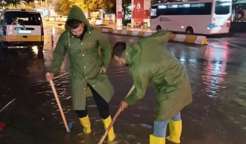 Kahta Belediyesi sağanak sonrası tüm ekipleriyle sahada