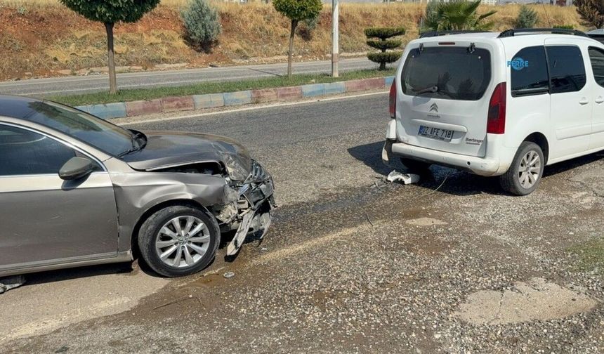 Kahta girişindeki kazada iki araçta maddi hasar oluştu - Videolu Haber