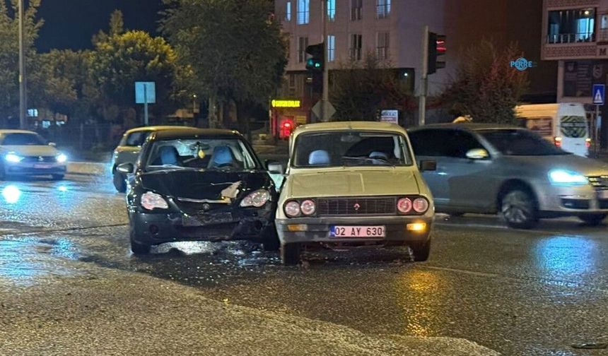 Kahta'da iki otomobil kavşakta çarpıştı: 1 yaralı