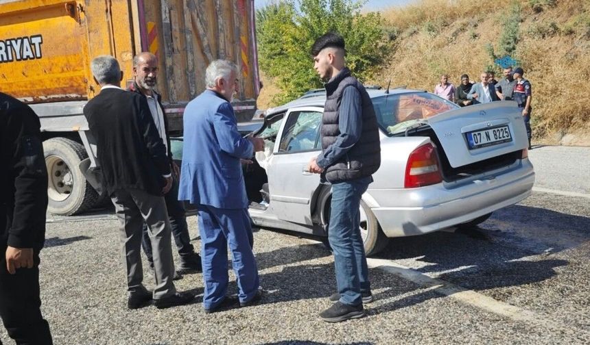 Kahta'da otomobil iş kamyonunun altına girdi: 2'si ağır 3 yaralı