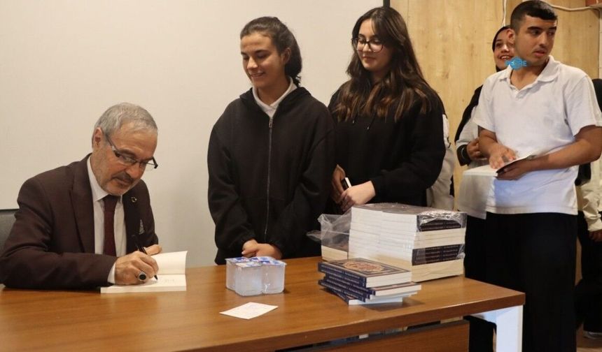 Kalemden Kelama'da öğrenciler yazar Mehmet Rıza Özacar'la buluştu