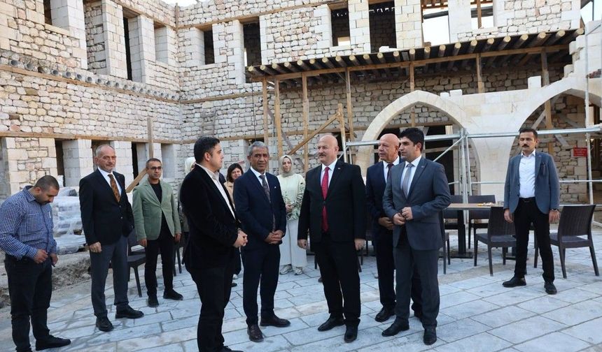 Vali Küçük Tarihi Tuz Hanı'ndaki restorasyon çalışmalarını inceledi​‌