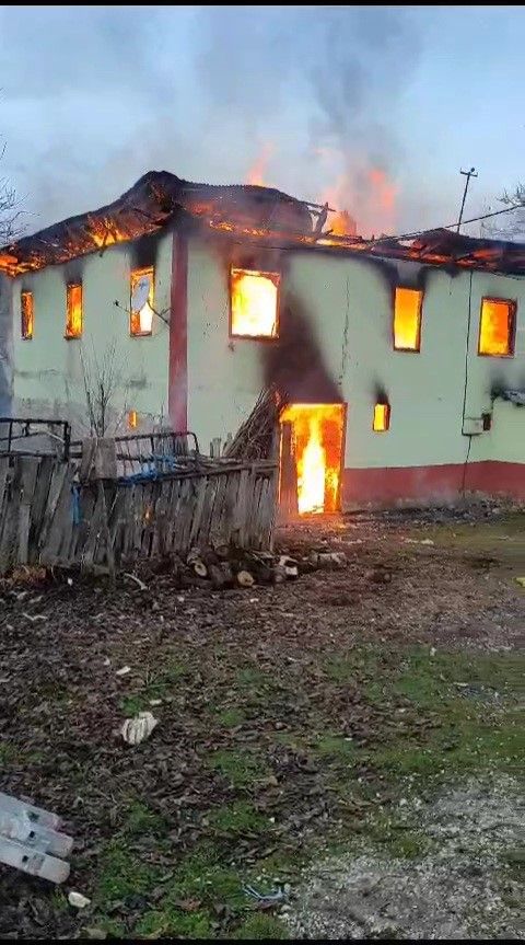 Odaya koyduğu kül iki katlı evi yaktı