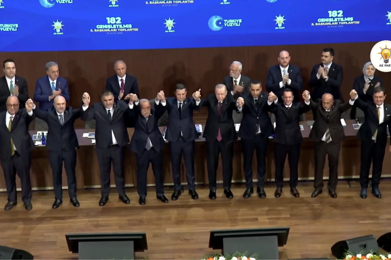 9 belediye başkanı AK Parti'ye geçti
