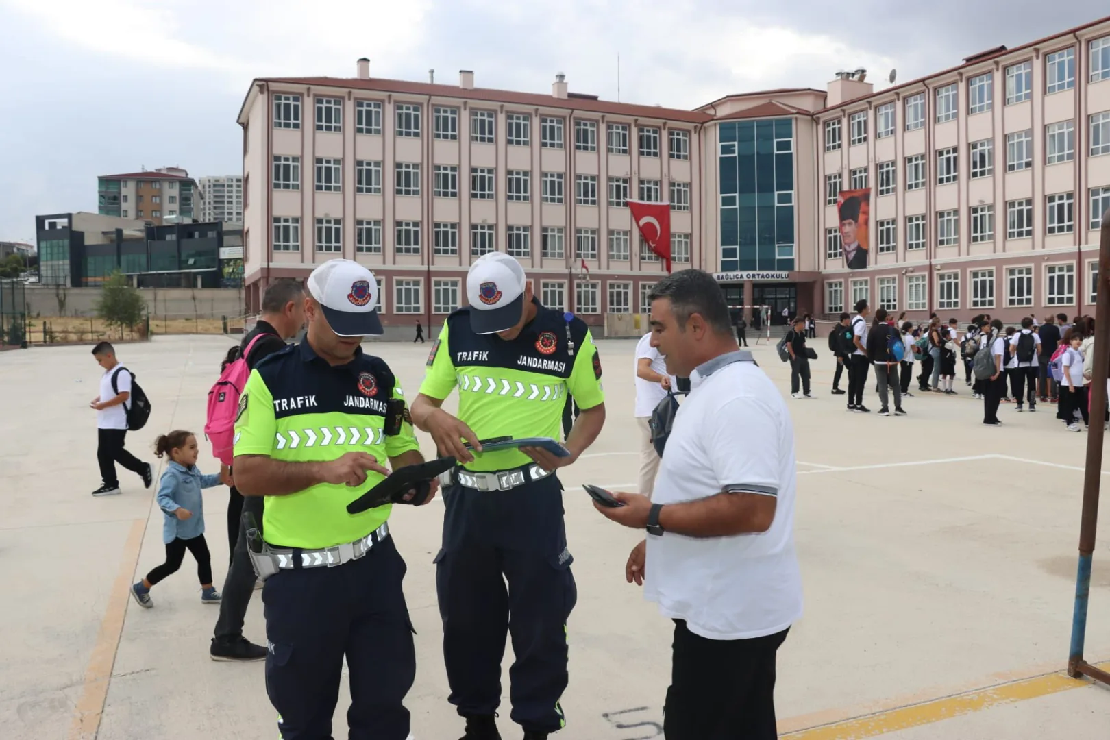 Ankara'da okul çevrelerinde 20 günde yaklaşık 20 bin kişi sorgulandı