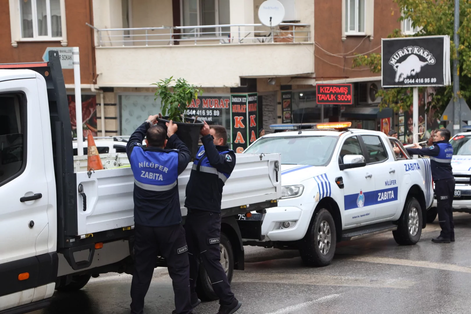 Bursa Nilüfer'de kaldırım ve yolları işgal eden tabelalar toplandı